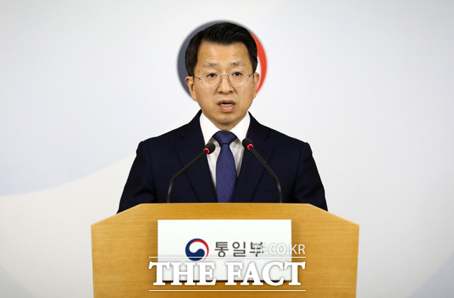 통일부가 개성공단 기업인들의 방북문제에 대해 대북제재와 무관하지 않는가 생각한다고 말했다. 사진은 백태현 대변인의 모습. /뉴시스