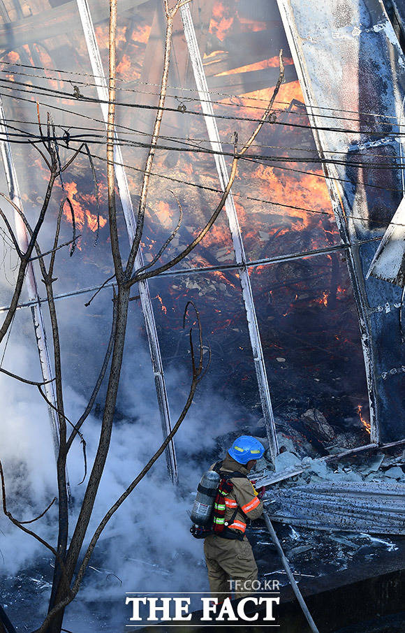 13일 오후 서울 은평구 불광역 인근 모델하우스에서 화재가 발생한 가운데 소방관들이 진화작업을 하고 있다. /이동률 기자