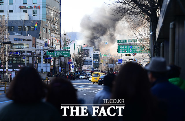 13일 오후 서울 은평구 불광역 인근 모델하우스에서 화재가 발생한 가운데 시민들이 화재현장을 바라보고 있다. /이동률 기자