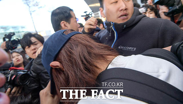 성관계 영상물을 불법 촬영하고 이를 카카오톡 채팅방에서 지인들과 공유한 의혹을 받고 있는 가수 정준영이 12일 오후 tvN 예능프로그램 현지에서 먹힐까 3 촬영 일정을 전면 중단하고 미국 로스앤젤레스에서 인천국제공항으로 입국하고 있다. /인천국제공항=김세정 기자