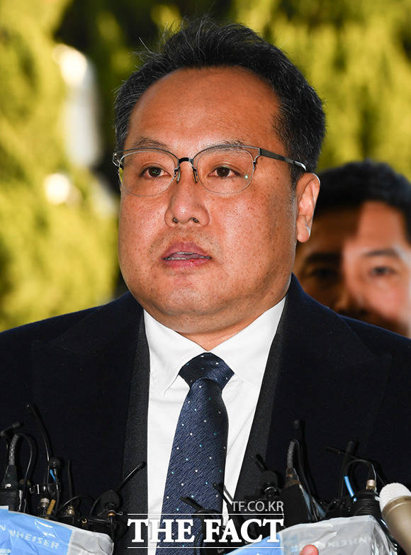 송명빈 마커그룹 대표가 구속 전 피의자심문을 받기로 한 날 아침 자택에서 투신 자살했다. 사진은 송 대표가 지난 1월 서울 강서경찰서에 피의자 신분으로 출석하고 있는 모습. /임세준 기자