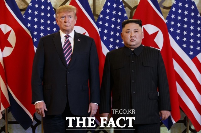외교부는 북미가 2차정상회담에서 합의에 이르지는 못했지만 평화정착의 획기적인 진전이 기대된다고 밝혔다. 도널드 트럼프 미국 대통령(왼쪽)과 김정은 북한 국무위원장이 지난달 27일 베트남 하노이 메트로폴 호텔에서 만나 악수를 하고 있다. /하노이(베트남)=AP·뉴시스