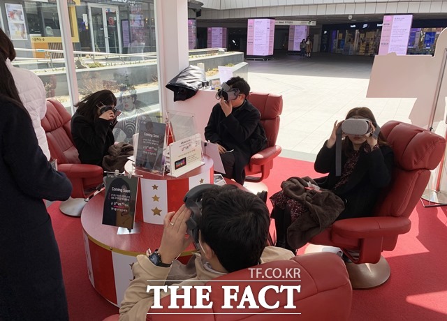 U+5G 체험존에서는 VR 콘텐츠도 체험할 수 있다. /삼성동=서민지 기자