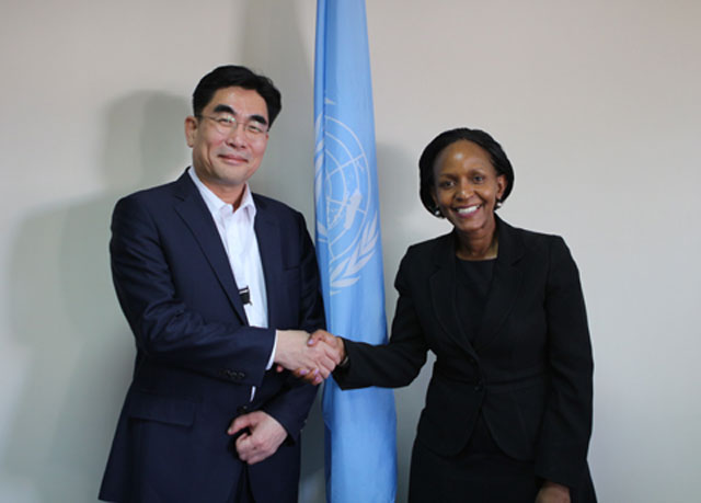 이동면 KT 미래플랫폼사업부문장이 조이스 수야 UN환경계획 부사무총장과 미팅 후 기념 촬영을 하고 있다. /KT 제공