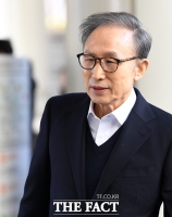 [TF포토] '보석 석방 후 첫 재판 출석하는 이명박 전 대통령'