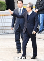 [TF포토] '지지자들 향해 손흔드는 이명박 전 대통령'