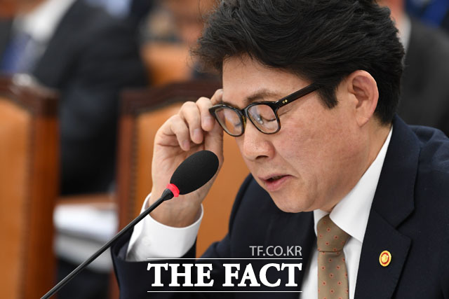 미세먼지 대책, 쉽지 않네요 조명래 환경부 장관이 14일 오전 서울 여의도 국회에서 열린 환경노동위원회 전체회의에 참석해 의원들의 질의에 답변하며 눈을 감고 있다. /남윤호 기자