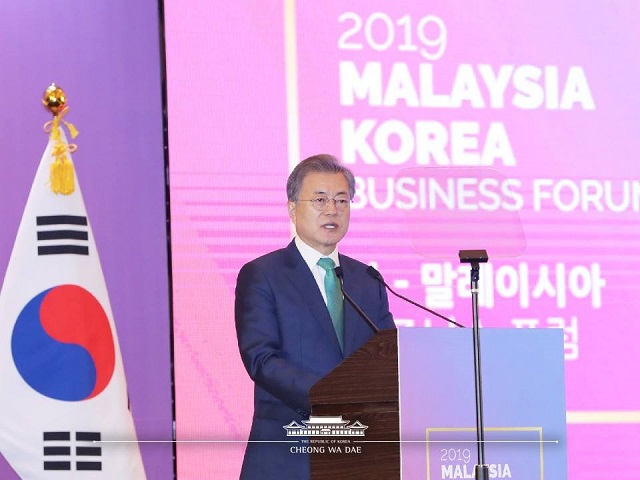 말레이시아를 국빈 방문 중인 문재인 대통령이 14일 쿠알라룸푸르 만다린 오리엔탈호텔에서 열린 한-말레이시아 비즈니스 포럼에 참석해 기조연설을 하고 있다. /청와대 페이스북 갈무리