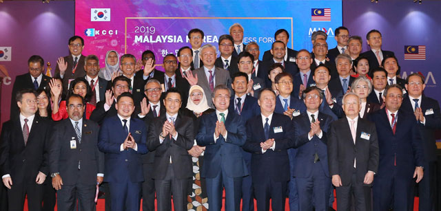 문재인 대통령과 한국·말레이시아 양국 기업인들이 14일 말레이시아 쿠알라룸푸르 만다린 오리엔탈 호텔에서 열린 한·말레이시아 비즈니스 포럼에 참석해 기념촬영을 하고 있다. /대한상공회의소 제공