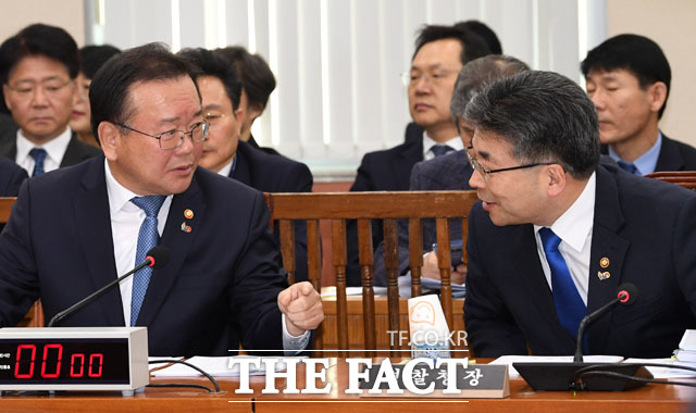 대화 나누는 김부겸 장관(왼쪽)과 민갑룡 청장