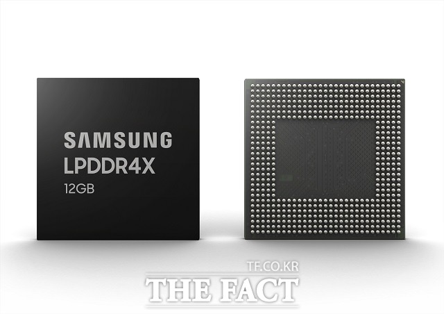 삼성전자가 역대 최대 용량의 12GB LPDDR4X 모바일 D램을 양산하고, 하반기에 8GB 이상 고용량 모바일 D램 라인업의 공급 물량을 3배 이상 확대한다고 14일 밝혔다. /삼성전자 제공
