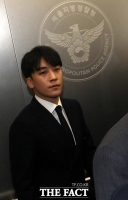 [TF포토] 어두운 표정으로 조사실 향하는 승리