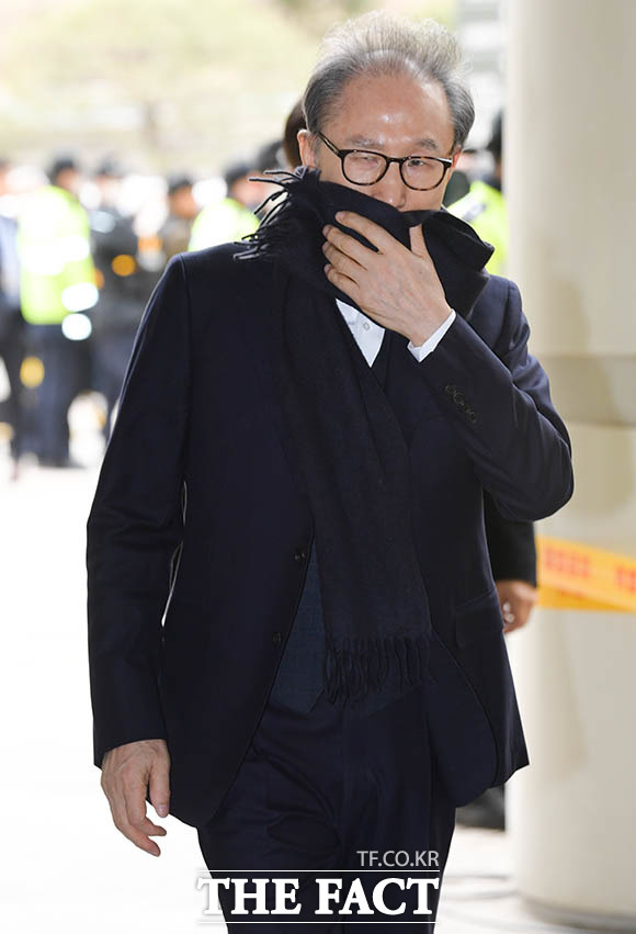 다스 비자금 횡령 및 삼성 뇌물 등 혐의로 1심에서 중형을 선고받고 지난 6일 보석 석방된 이명박 전 대통령이 15일 오후 서울 서초구 서울고등법원에서 열린 특정범죄가중처벌 등에 관한 법률 위반(뇌물) 등에 관한 12차 공판에 출석하고 있다. /김세정 기자