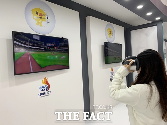 5G VR 스포츠 체험공간에서는 개인형 실감미디어 서비스인 기가라이브 TV를 착용하고 야구, 스페셜포스, 리듬액션게임 등 실감형 VR 게임을 즐길 수 있다. /광화문=서민지 기자