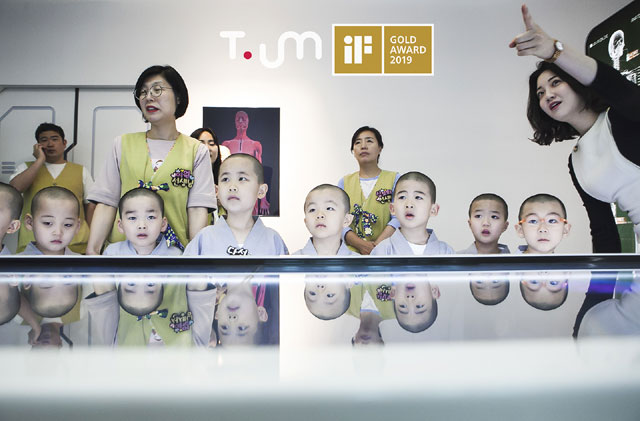 SK텔레콤은 독일 뮌헨에서 열린 iF 디자인 어워드 2019에서 자사 체험관 티움이 실내 건축 분야 박람회·상업 전시 부문 최고상인 금상과 설치 부문 본상을 수상했다고 17일 밝혔다. 사진은 티움을 찾은 동자승들이 ICT 기술을 체험하고 있는 모습. /SK텔레콤 제공
