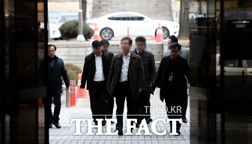 가습기 살균제 사망사건 증거 인멸 혐의로 구속영장이 청구된 SK케미칼(현 SK디스커버리) 임직원들이 14일 오전 서울 서초구 서울중앙지방법원에서 영장실질심사에 출석하고 있다. /뉴시스