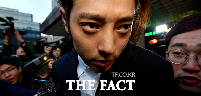 성관계 동영상 불법 촬영·유포 논란을 빚고 있는 가수 정준영이 15일 오전 서울 종로구 서울지방경찰청 광역수사대에서 조사를 마치고 청사를 나서고 있다. /이덕인 기자
