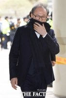 [TF포토] 입 가린 채 공판 출석하는 이명박 전 대통령