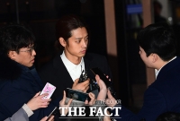 [TF포토] 밤샘 조사 후 취재진 질문받는 정준영