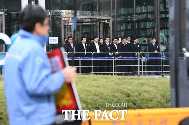 15일 서울 강남구 대치동 포스코센터에서 포스코 주총이 열린 가운데 노조의 난입을 막기 위해 경비원들이 입구를 막고 있다. /임세준 기자