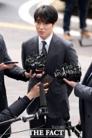  '몰카 공유·음주운전 무마 의혹' 최종훈, 경찰 출석…'물의 일으켜 죄송'