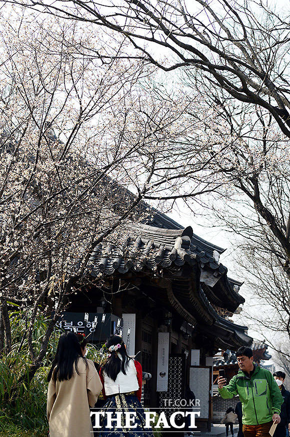 월요일인 18일은 전국이 대체로 맑다가 차차 흐려져 구름양이 늘겠고 제주도에서는 밤부터 비가 내리겠다. 대기 질은 양호해 미세먼지는 전국에서 보통 수준을 보일 것으로 예상됐다.