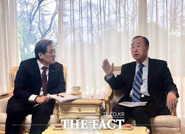 노영민(왼쪽) 청와대 비서실장과 반기문 전 유엔 사무총장이 지난 16일 서울 시내 모처에서 만나 미세먼지 범사회적 기구와 관련해 대화를 나누고 있다. /청와대 제공