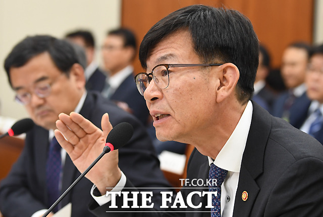 김상조 공정거래위원장이 14일 독일 베를린 출장 중 기자들과 만나 올해 주총에 대해 전망했다. 김 위원장이 지난해 국정감사에 참석한 모습. /이새롬 기자