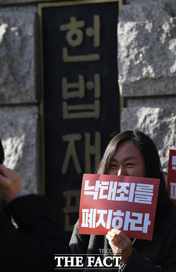 세계여성폭력추방주간 기념 낙태죄 존치는 여성에 대한 폭력이다 기자회견이 2018년 11월 28일 오전 서울 종로구 헌법재판소 앞에서 열리고 있다. /임세준 기자