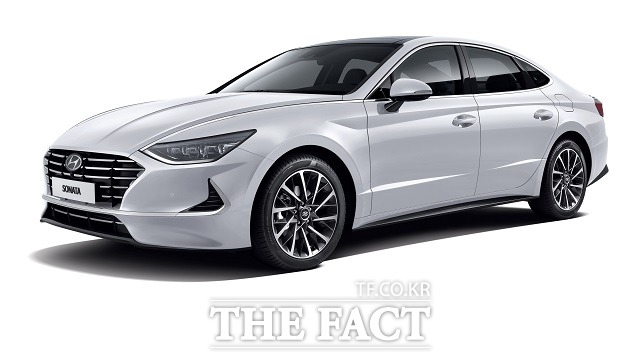 오는 21일 정식 출시를 앞둔 신형 쏘나타가 사전계약 5일 만에 1만 대를 돌파하며 흥행을 예고했다. /현대자동차 제공