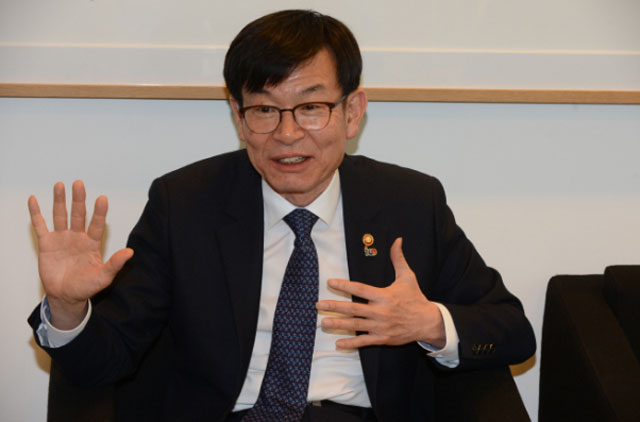 김상조 공정거래위원장이 지난 15일 독일 베를린 한 호텔에서 열린 기자 간담회에서 발언하고 있다. /공정거래위원회 제공