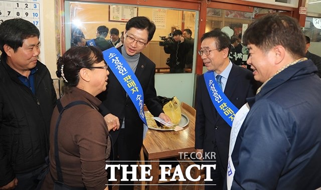 박원순 서울시장과 김경수 경남지사가 2018년 11월 제로페이 경남 가맹신청 캠페인을 벌이고 있다./경남도청 제공