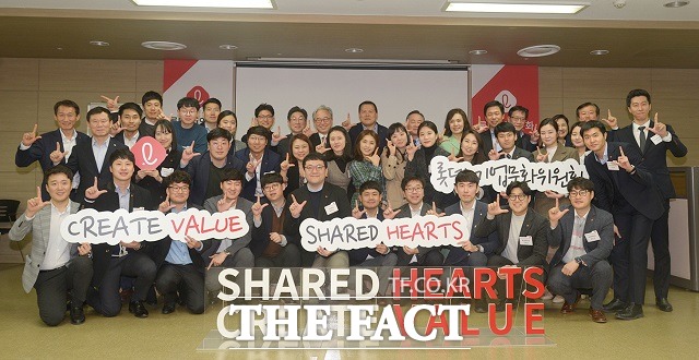 롯데그룹이 지난 14일부터 15일까지 부산 롯데백화점 광복점에서 올해 첫 롯데 기업문화위원회 정기회의를 열고 직원들이 일하고 싶어하는, 일하기 좋은 회사를 만들기 위한 방안에 관해 집중적으로 논의했다고 18일 밝혔다. /롯데그룹 제공