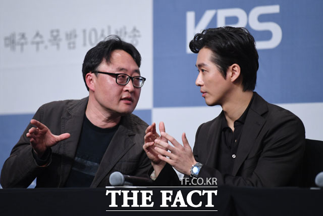 황인혁 프로듀서(왼쪽)와 열띤 대화 나누는 배우 남궁민