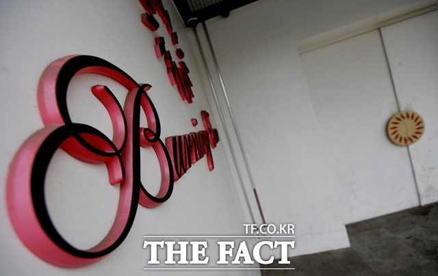 문 대통령은 버닝썬 사관과 관련 연예인 등 일부 새로운 특권층의 마약류 사용과 성폭력 등이 포함된 불법적인 영업과 범죄행위에 대해 관할 경찰과 국세청 등 일부 권력기관이 유착해 묵인·방조·특혜를 주어 왔다는 의혹이 짙은 사건으로 보았다. /이덕인 기자