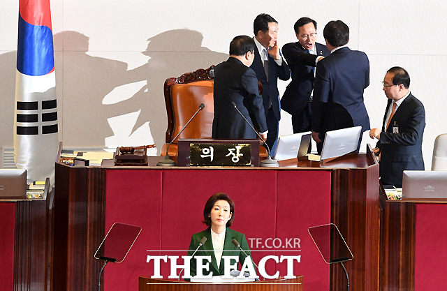 나경원 자유한국당 원내대표가 지난 12일 국회 본회의장에서 교섭단체 대표연설을 하면서 문재인 대통령이 김정은 수석대변인이라는 낯 뜨거운 이야기를 듣지 않도록 해 달라는 발언에 발끈한 홍영표 민주당 원내대표를 비롯한 여당 의원들이 거세게 항의하고 있다. /이새롬 기자