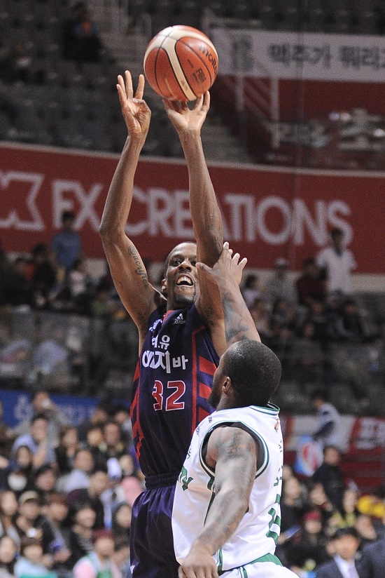 19일(화) 오후 7시 30분에 고양체육관에서 열리는 2018-19시즌 남자프로농구(KBL) 정규시즌 마지막 경기인 고양오리온-부산KT전을 대상으로 한 농구토토매치 18회차 투표율을 중간 집계한 결과, 대다수 항목들의 투표율이 거의 비슷하게 나와 양팀의 치열한 박빙승부가 전개될 것으로 예상됐다./ KBL 제공