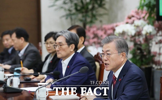 문재인 대통령은 18일 최근 사회적 논란이 된 장자연·김학의·버닝썬 사건과 관련해 법무부· 행안부 장관에게 실체와 의혹들은 낱낱이 규명하라고 지시했다. /청와대 제공