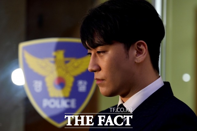 성접대 의혹을 받고 있는 그룹 빅뱅의 승리가 15일 오전 서울 종로구 서울지방경찰청 광역수사대에서 피의자 신분으로 조사를 마치고 청사를 나오고 있다. /이덕인 기자