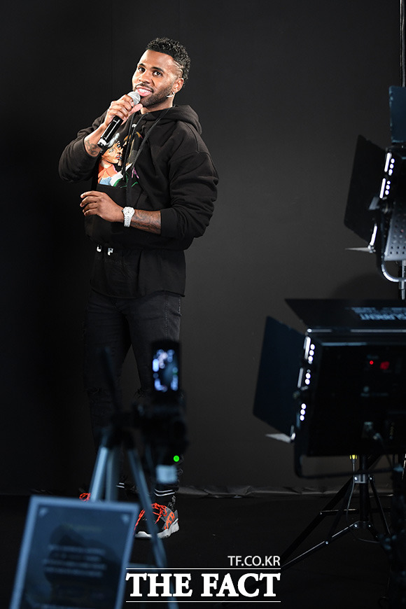 팝스타 제이슨 데룰로(Jason Derulo)가 18일 오후 서울 광화문 북측 광장 KT 5G 체험관에서 열린 마이클 잭슨 헌정앨범 LET’S SHUT UP & DANCE에 참석해 인사말을 하고 있다. /남용희 기자