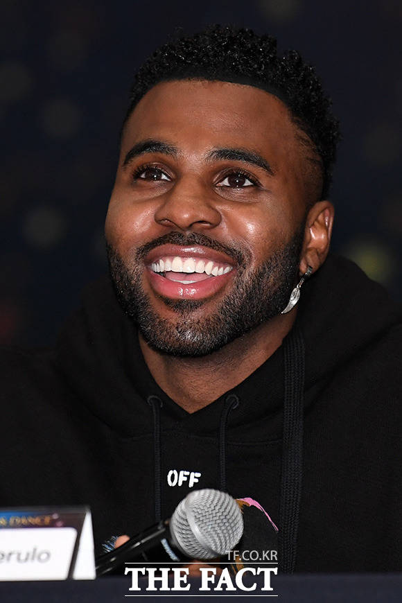 팝스타 제이슨 데룰로(Jason Derulo)가 18일 오후 서울 광화문 북측 광장 KT 5G 체험관에서 열린 마이클 잭슨 헌정앨범 LET’S SHUT UP & DANCE에 참석해 취재진의 질문을 들으며 미소를 짓고 있다. /남용희 기자