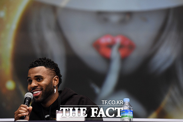 팝스타 제이슨 데룰로(Jason Derulo)가 18일 오후 서울 광화문 북측 광장 KT 5G 체험관에서 열린 마이클 잭슨 헌정앨범 LET’S SHUT UP & DANCE에 참석해 인사말을 하고 있다. /남용희 기자