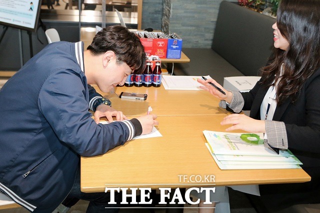 에어부산이 직잔 근로환경 개선을 위해 전 직원을 대상으로 정진선강증진 프로그램을 시행했다고 18일 밝혔다. /에어부산 제공