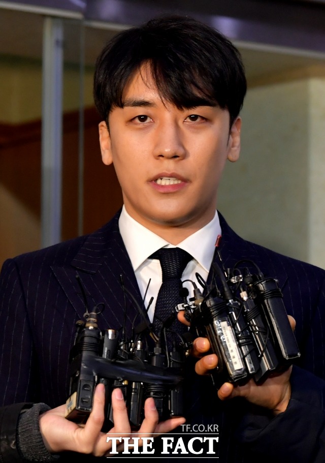 성접대 의혹을 받고 있는 그룹 빅뱅의 승리가 15일 오전 서울 종로구 서울지방경찰청 광역수사대에서 피의자 신분으로 조사를 마치고 취재진의 질문에 답하고 있다. /이덕인 기자