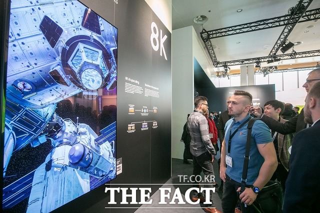 삼성전자가 지난해 상업용 디스플레이 시장에서 판매량 기준으로 25.8%의 점유율을 기록하며 지난 2009년 이후 10년 연속 1위를 기록했다고 18일 밝혔다. /삼성전자 제공