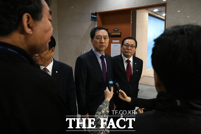 취재진의 질문 받는 김기현 전 울산시장