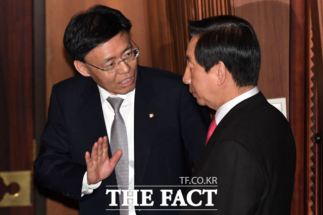 최교일 의원(왼쪽)과 대화 나누는 김성태 자유한국당 의원