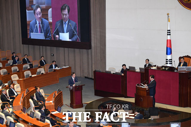 이석현 의원의 정치 분야 대정부 질문에 답변하는 이낙연 총리