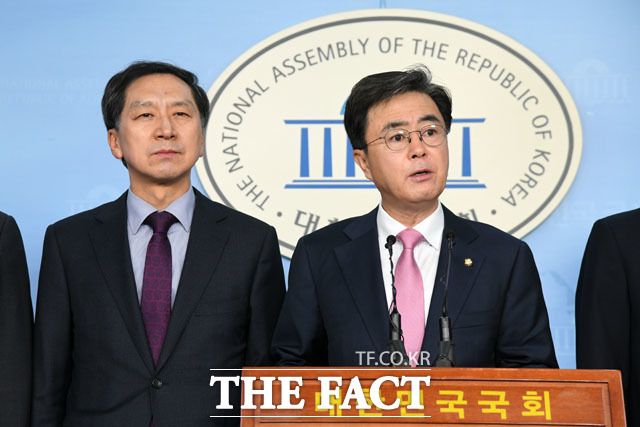 김태흠 자유한국당 의원(오른쪽)과 김기현 전 울산시장