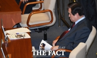 [TF포토] 자료 읽다 잠들어버린 김무성 의원